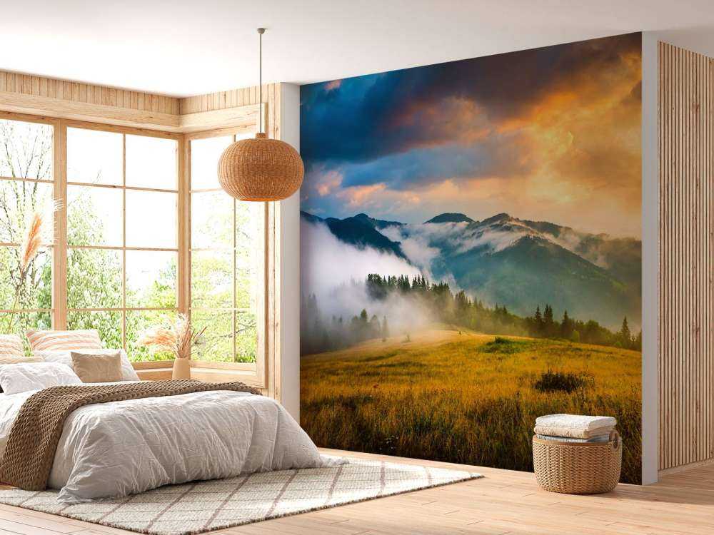 Berglandschap met mist bij zonsondergang