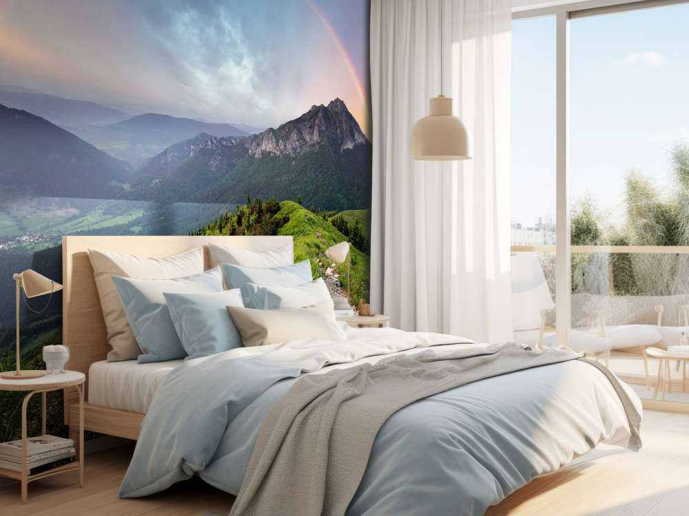 Regenboog boven een berglandschap