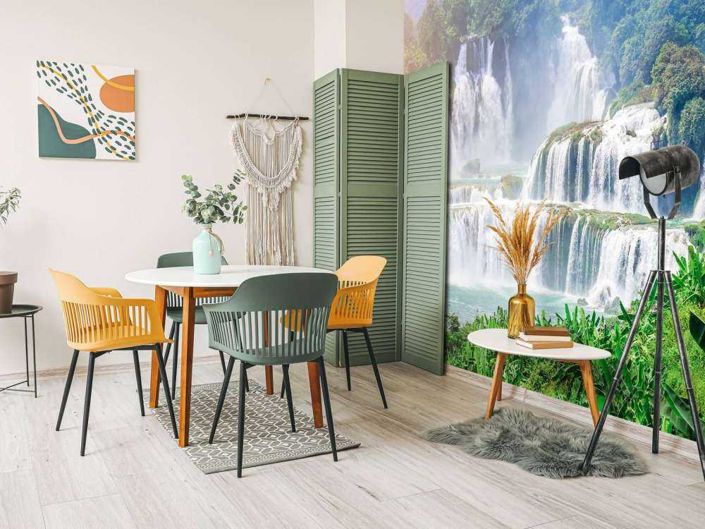 Prachtige waterval in de bergen