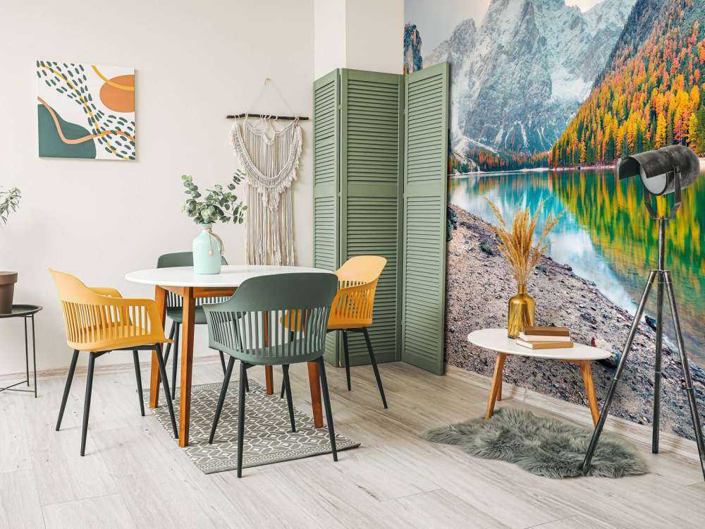 Kleurrijke bomen in een Italiaans berglandschap