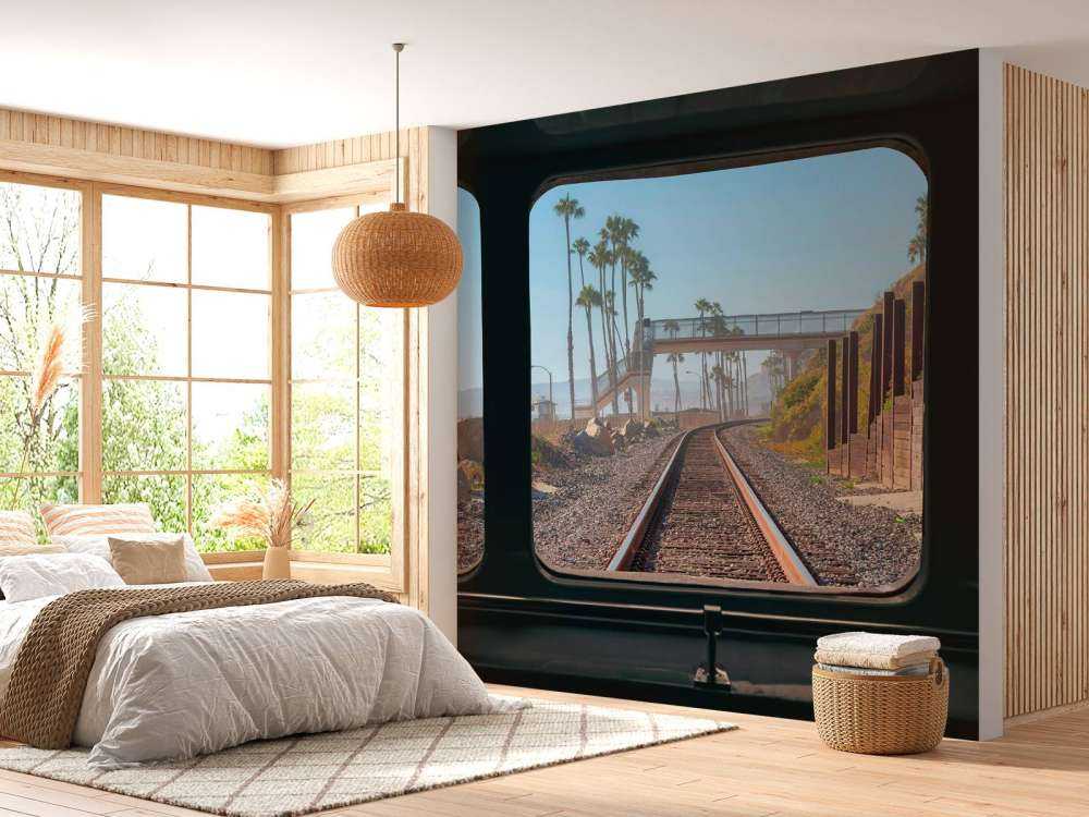 Spoorlijn langs palmenkust