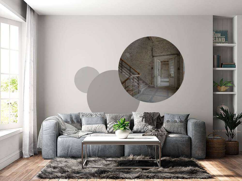 Lege gang met bakstenen muren