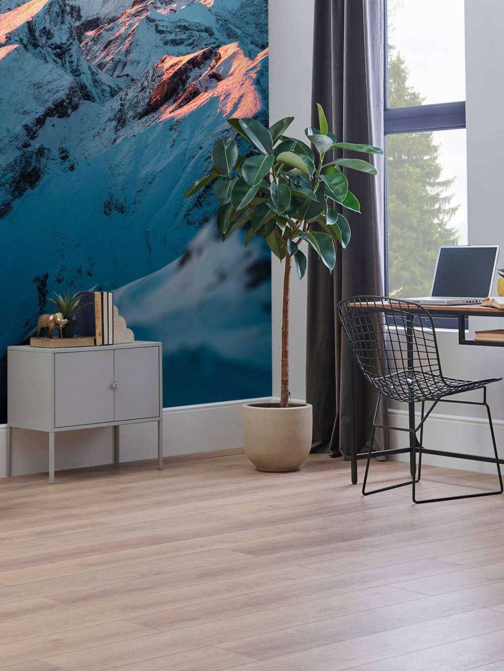 Sneeuwbergen bij roze ochtendlucht