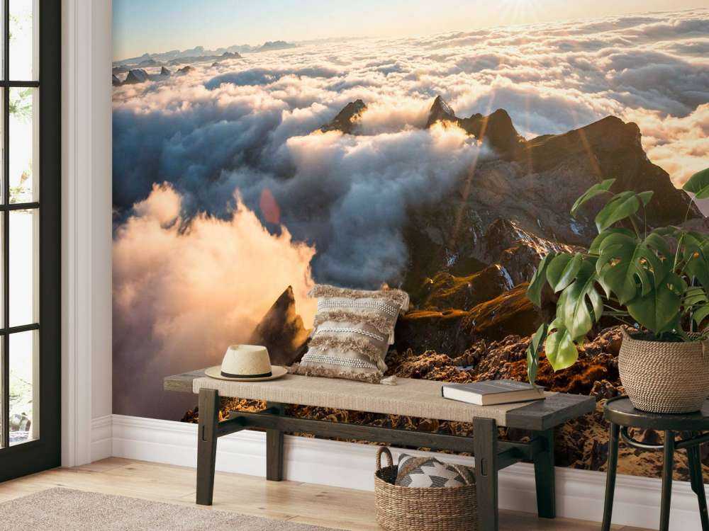 Zon boven wolkendek en bergtoppen