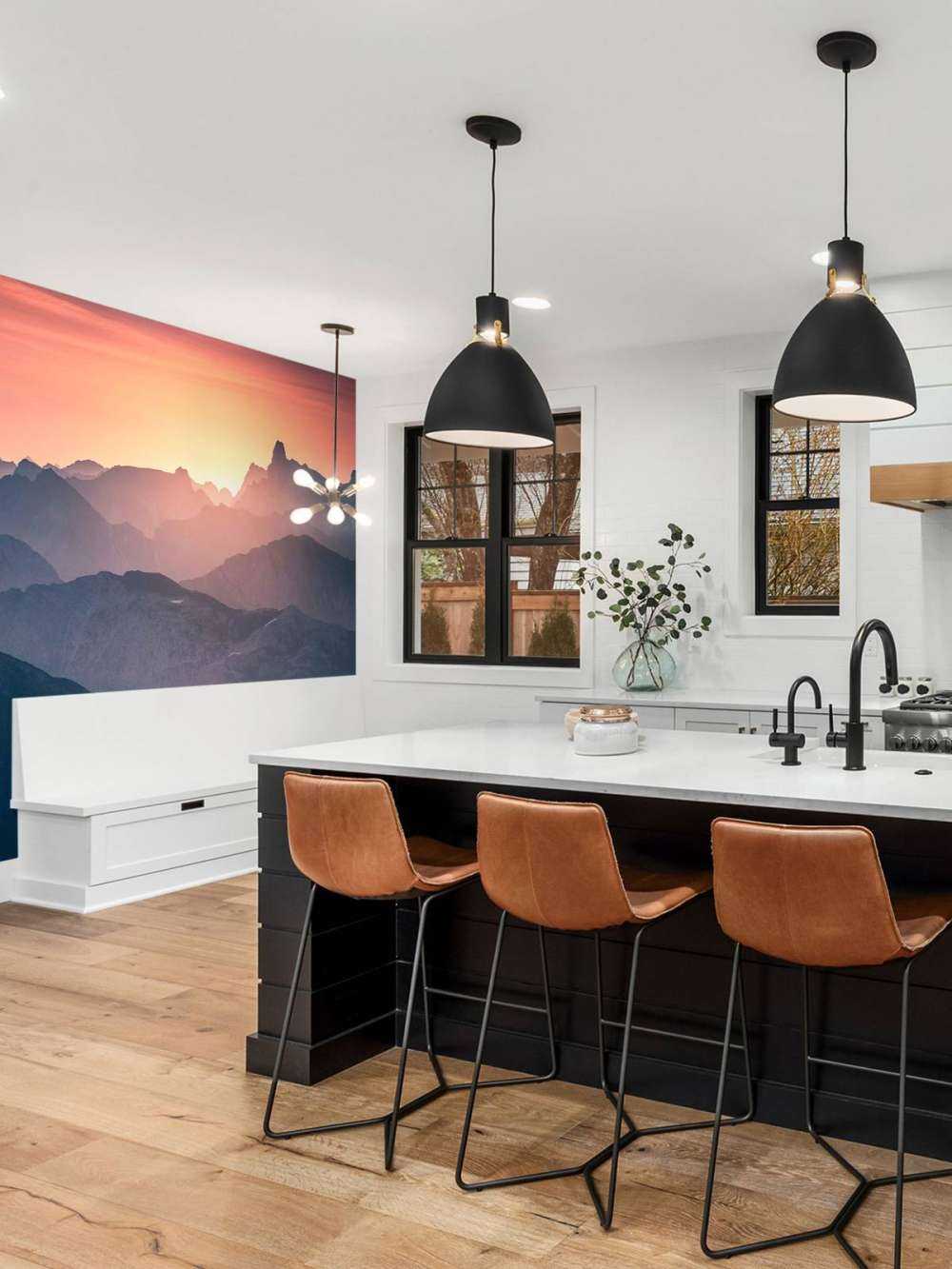 Zonsopkomst over paarse bergflanken