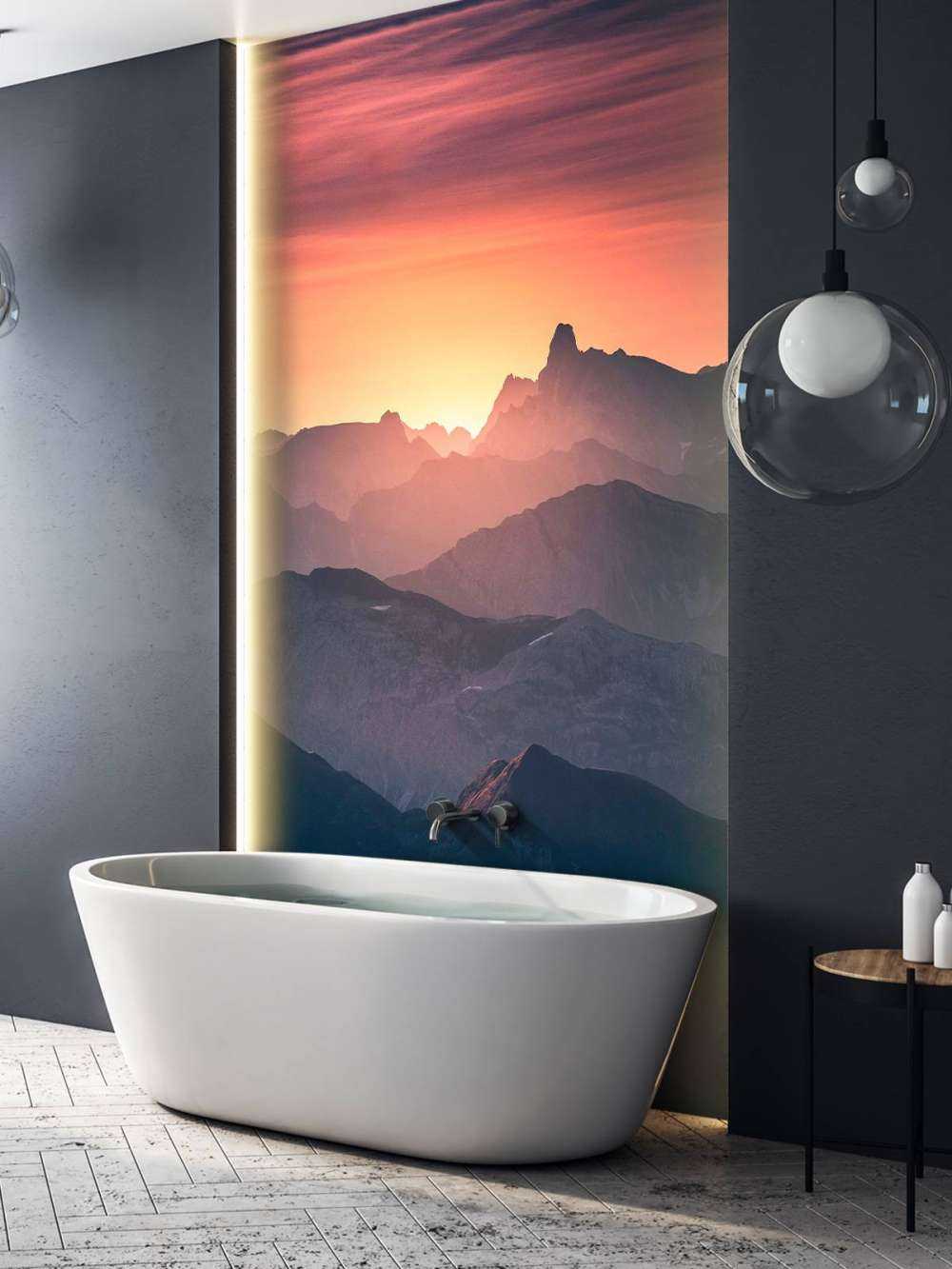 Zonsopkomst over paarse bergflanken