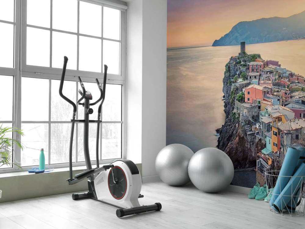 Zonsondergang boven kleurrijke kustrotsen