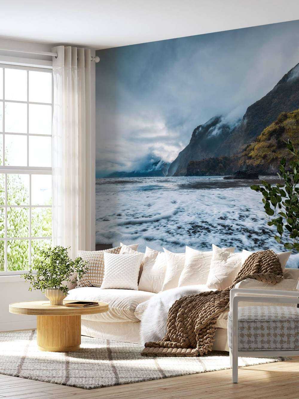 Dramatische kust met mistige kliffen