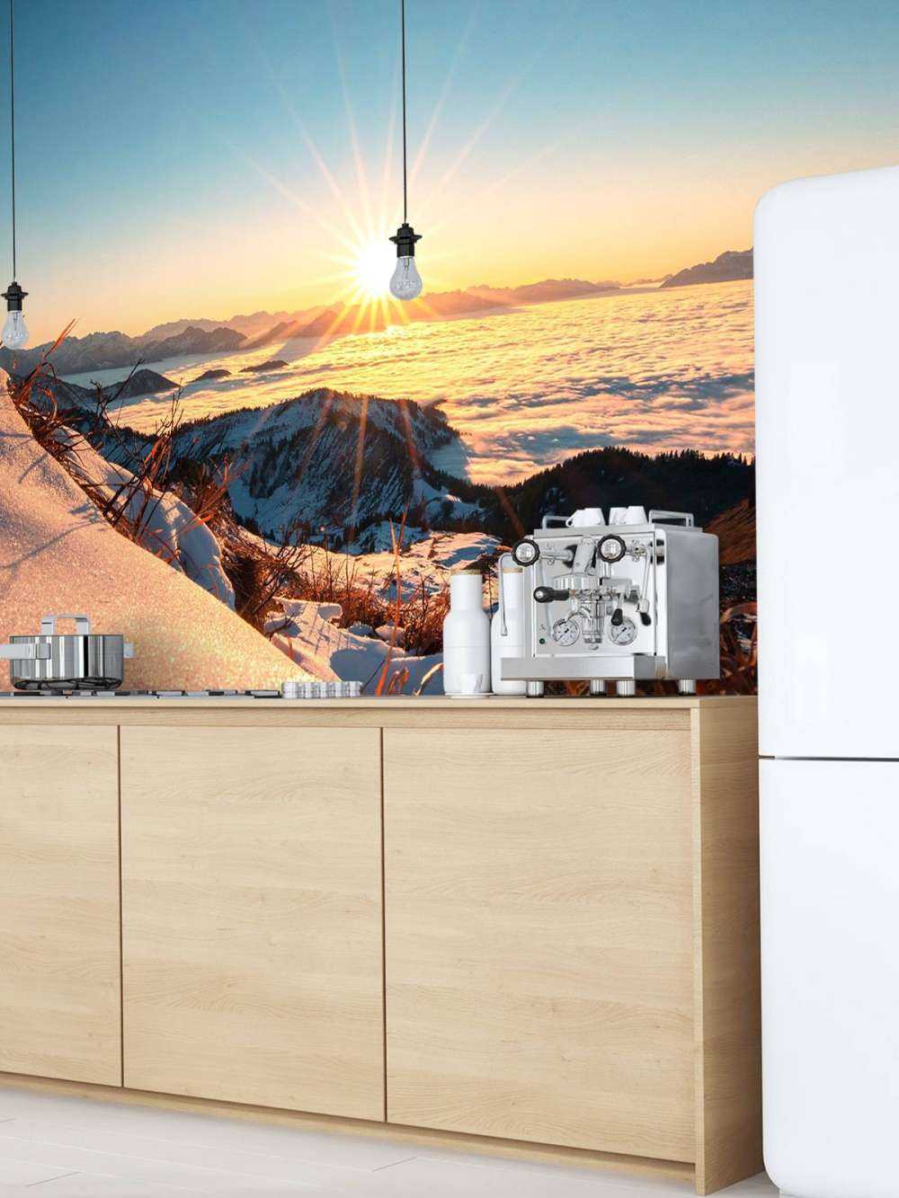 Zonlicht over besneeuwde alpenhelling