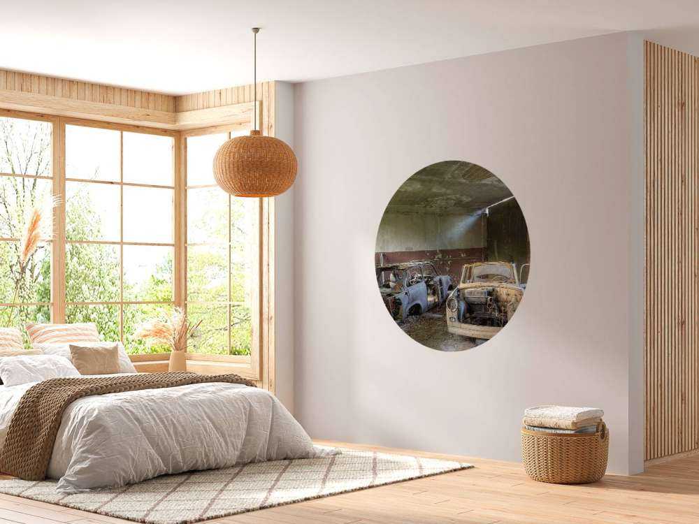 Verlaten garage met wrakken