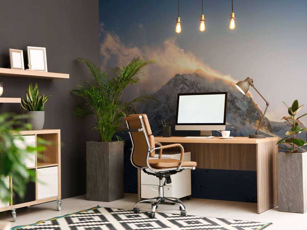 Bergtop in vurige ochtendgloed