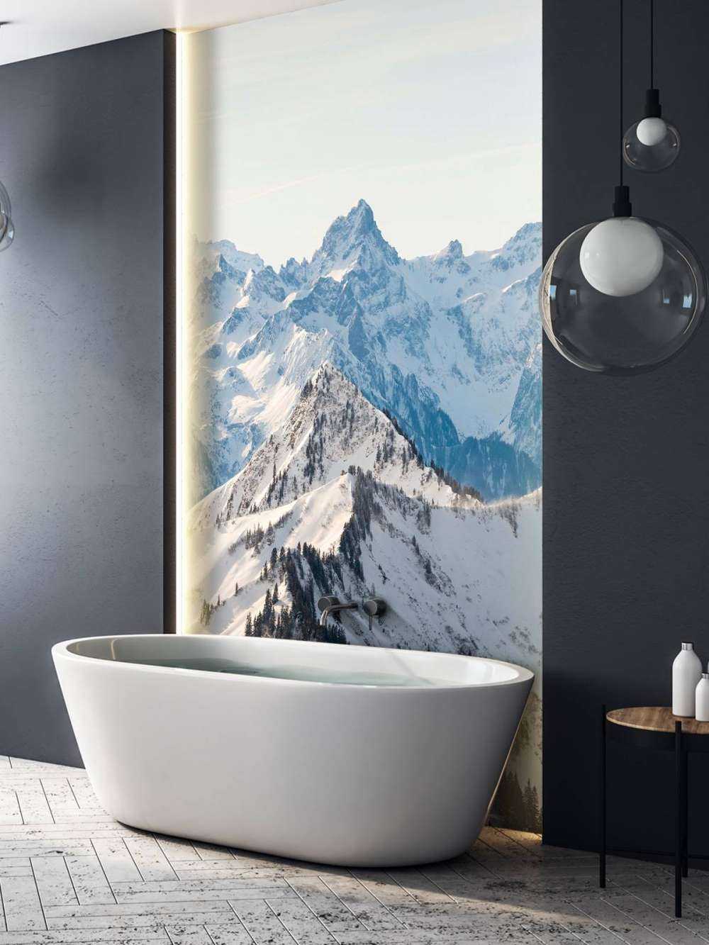 Winterkam met alpenpieken in zonlicht