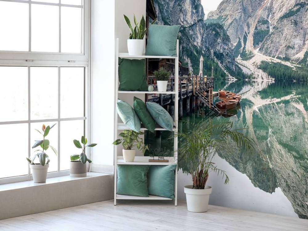 Bergmeer in stille ochtendmist