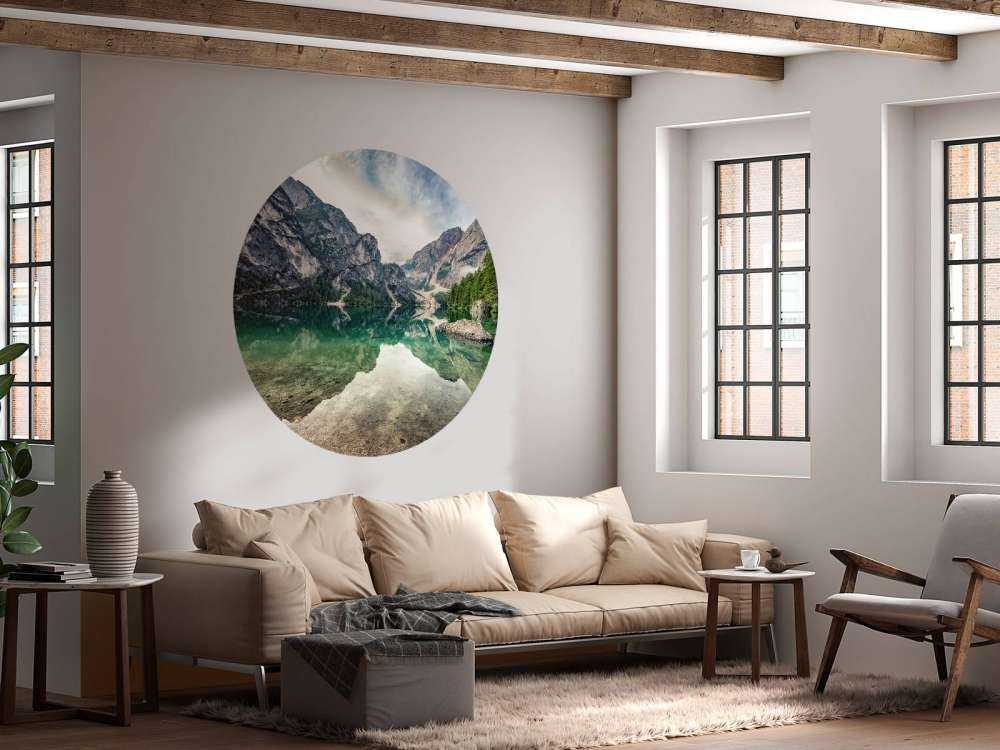 Smaragdgroen bergmeer met rotswanden