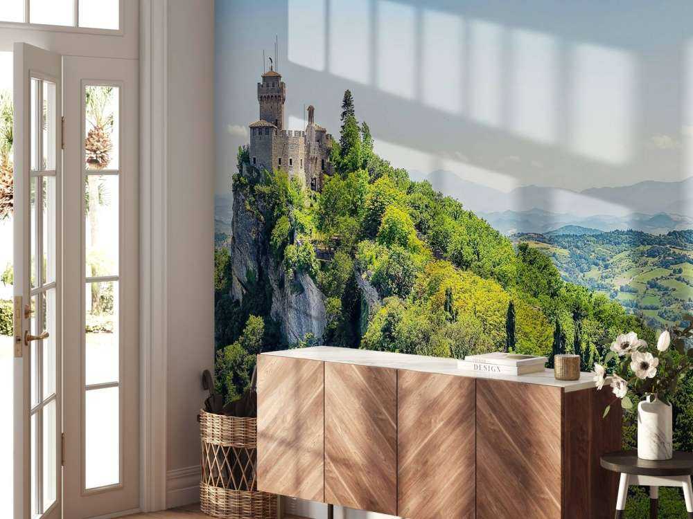 Bergkasteel boven groene heuvels