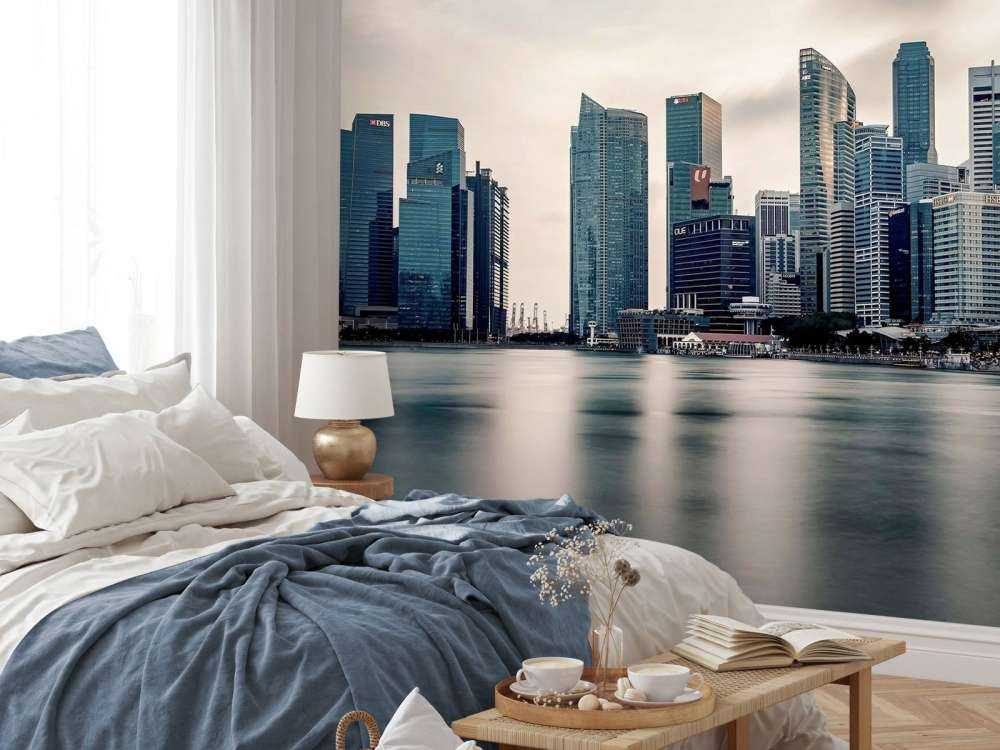 Stadsreflectie bij stille skyline