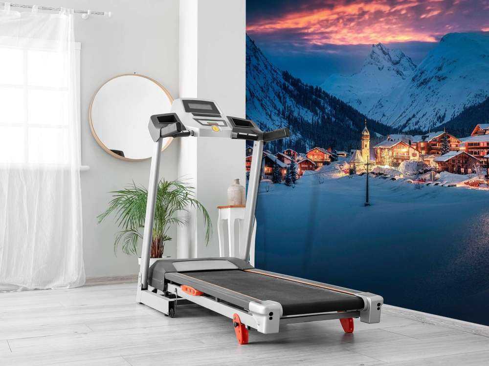 Avondlicht over bergdorp in de sneeuw