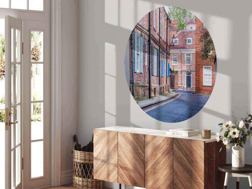 Smalle straat met bakstenen gevels