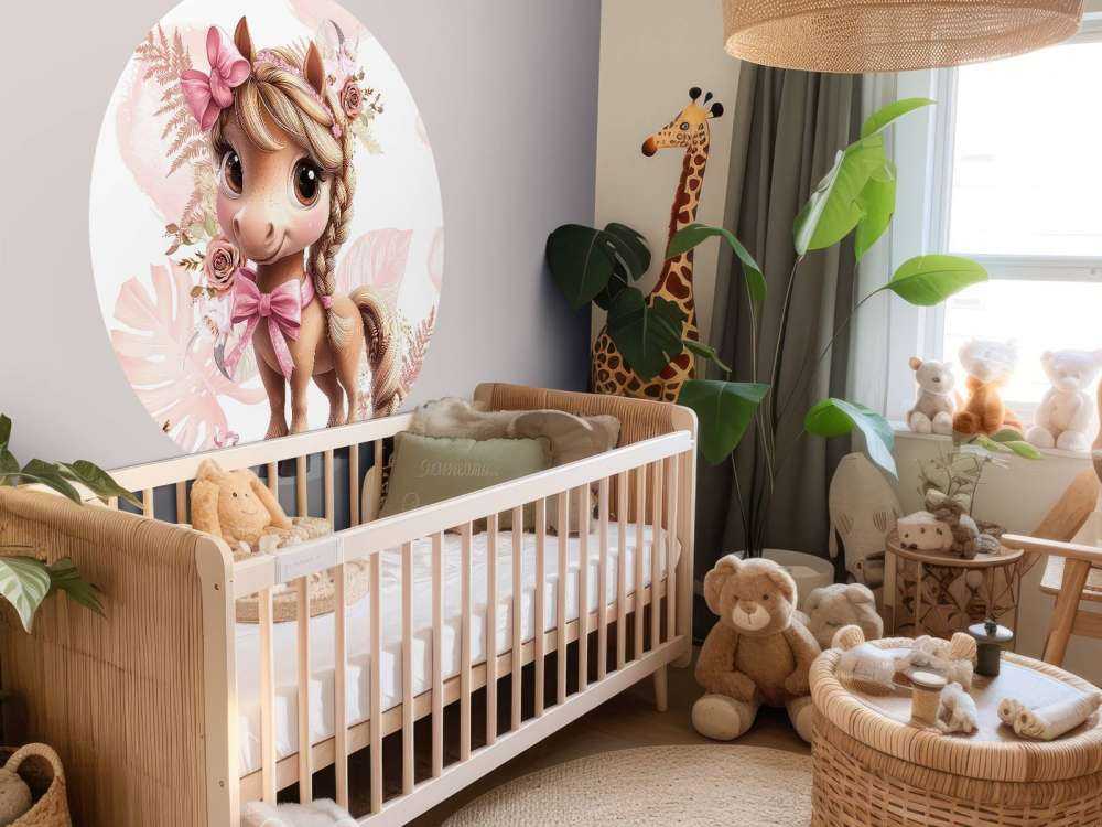 Elegante pony met roze strik