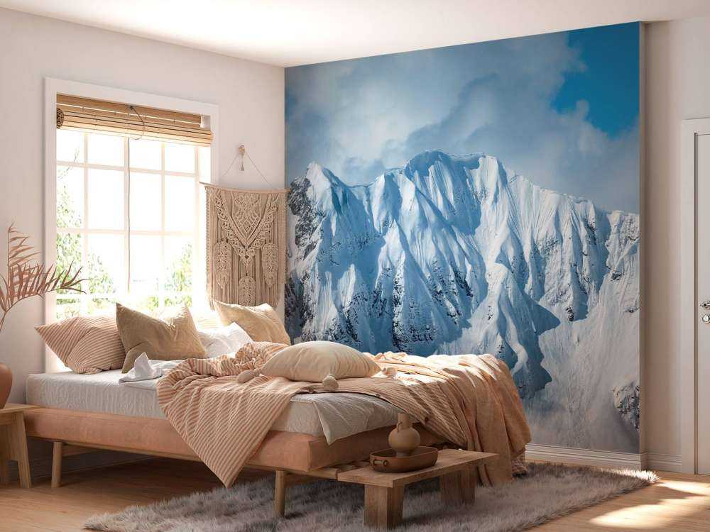 Steile sneeuwtoppen onder winterzon