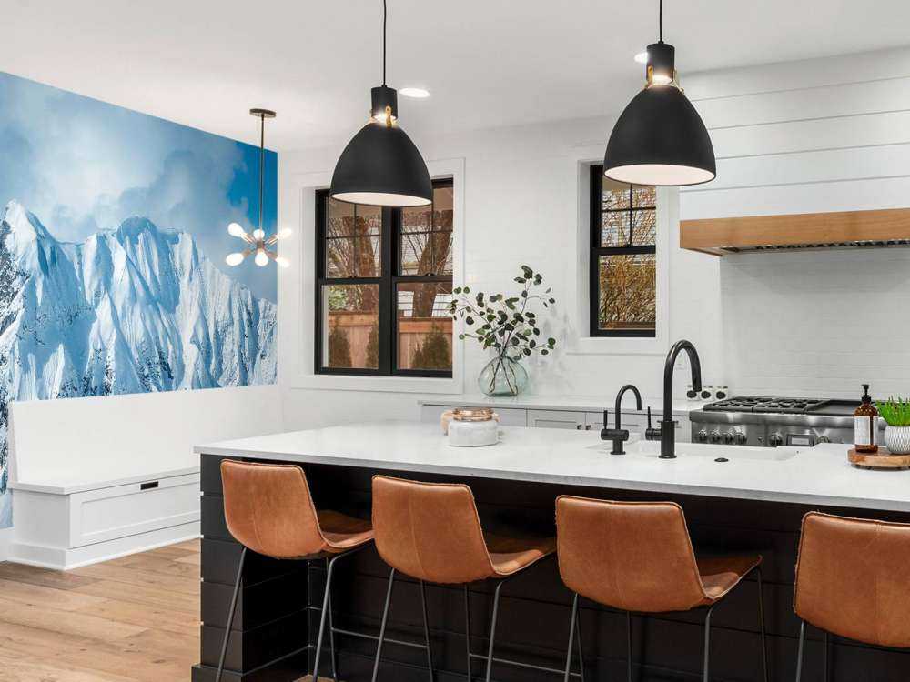 Steile sneeuwtoppen onder winterzon