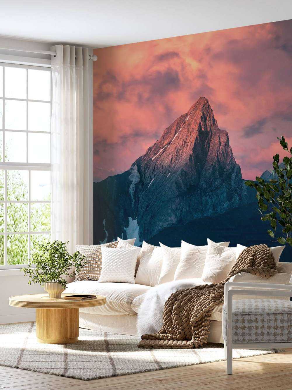 Bergspits in vurige schemer