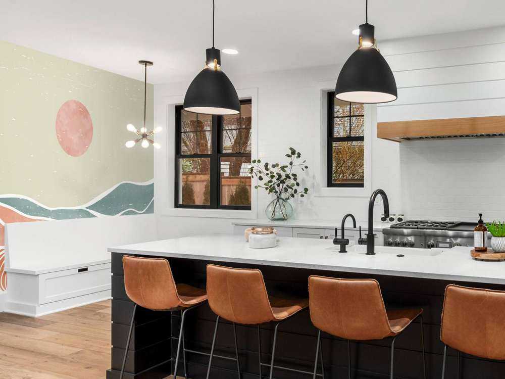 Gekleurde oceaangolven met een rode maan