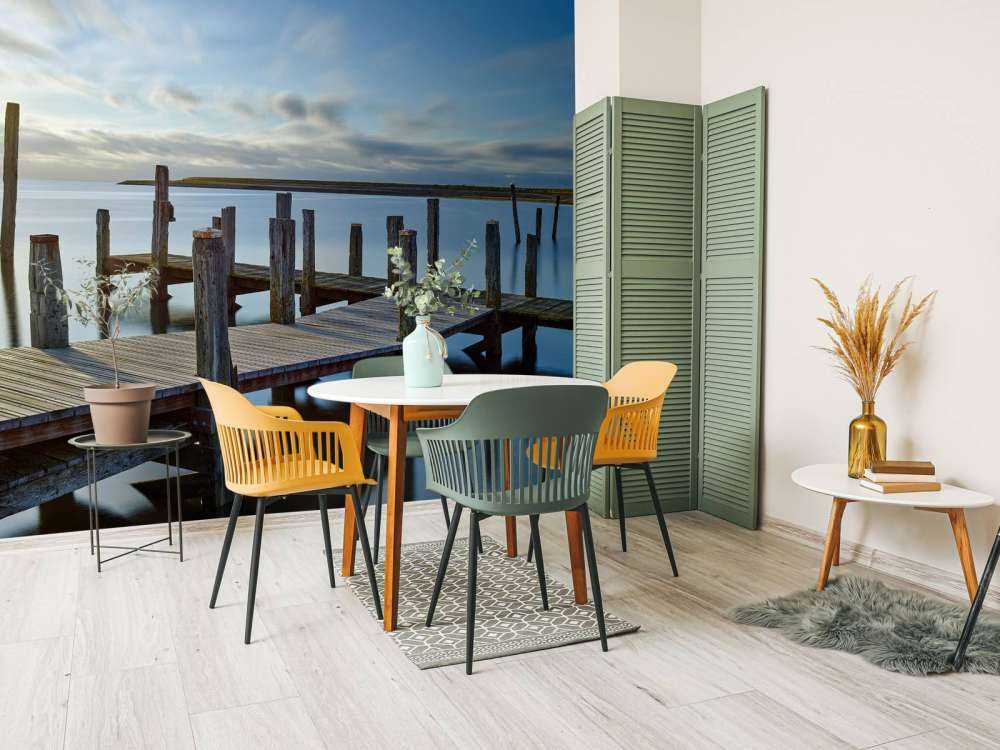 Houten steiger bij zonsopkomst