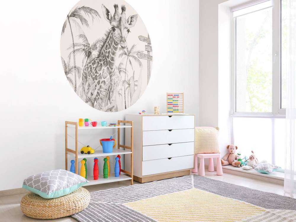 Baby giraffe in de jungle beige