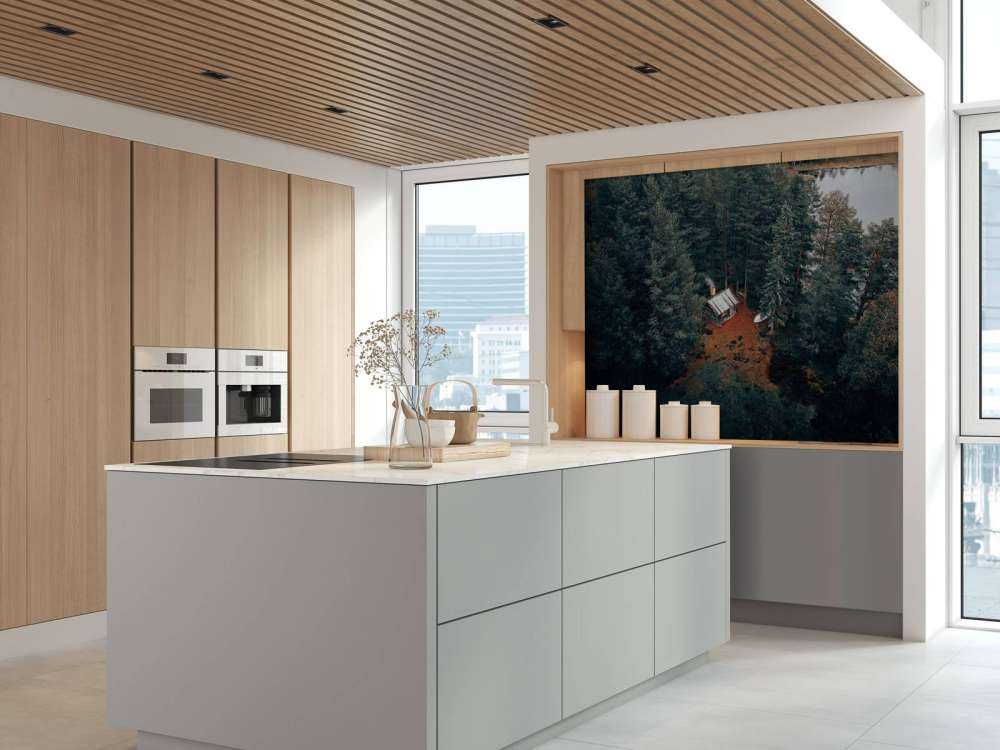 Hut omgeven door bos en meren