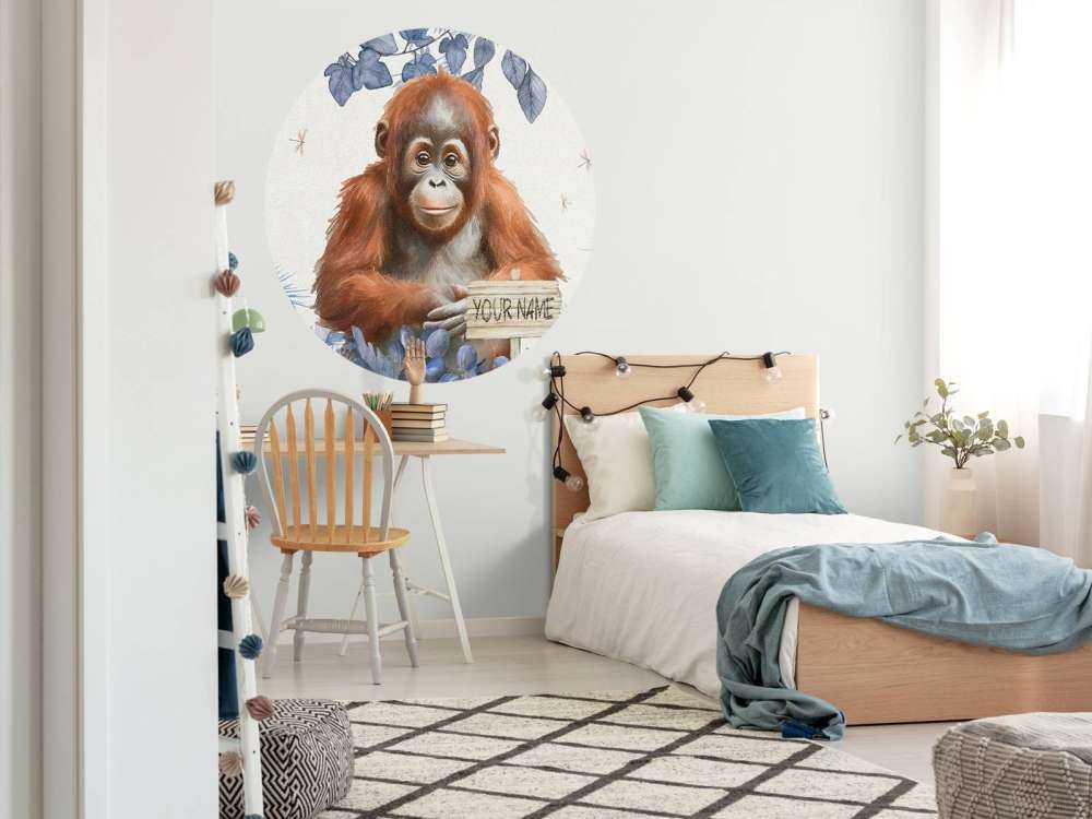 Jonge orang-oetan in de jungle blauw