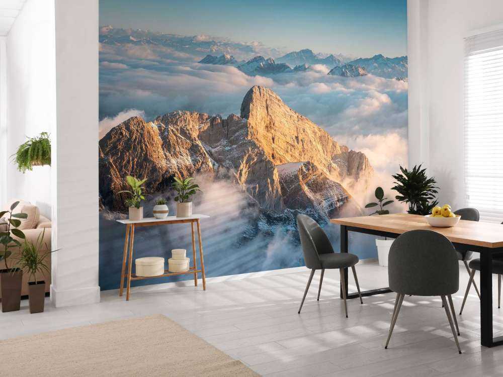 Besneeuwde bergtop in ochtendgloed