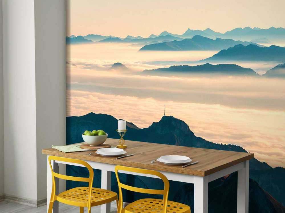 Blauwe berglagen in ochtendmist