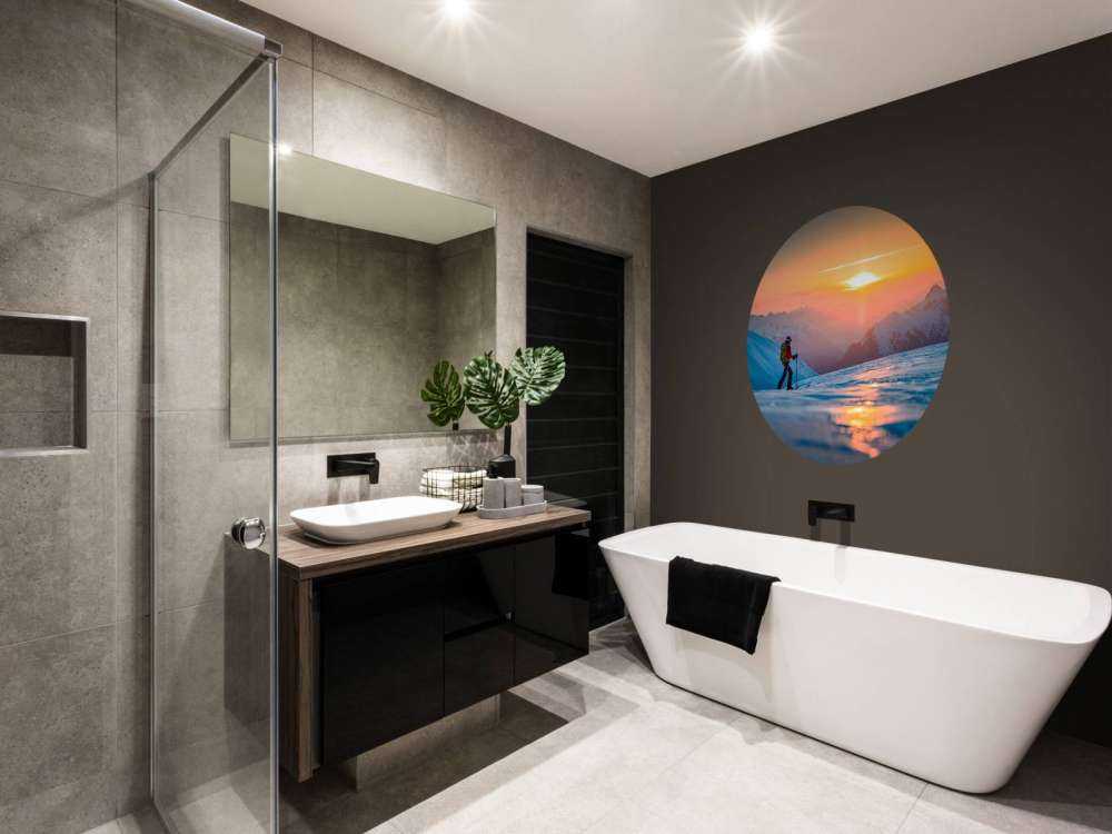 Tocht door besneeuwde bergzon