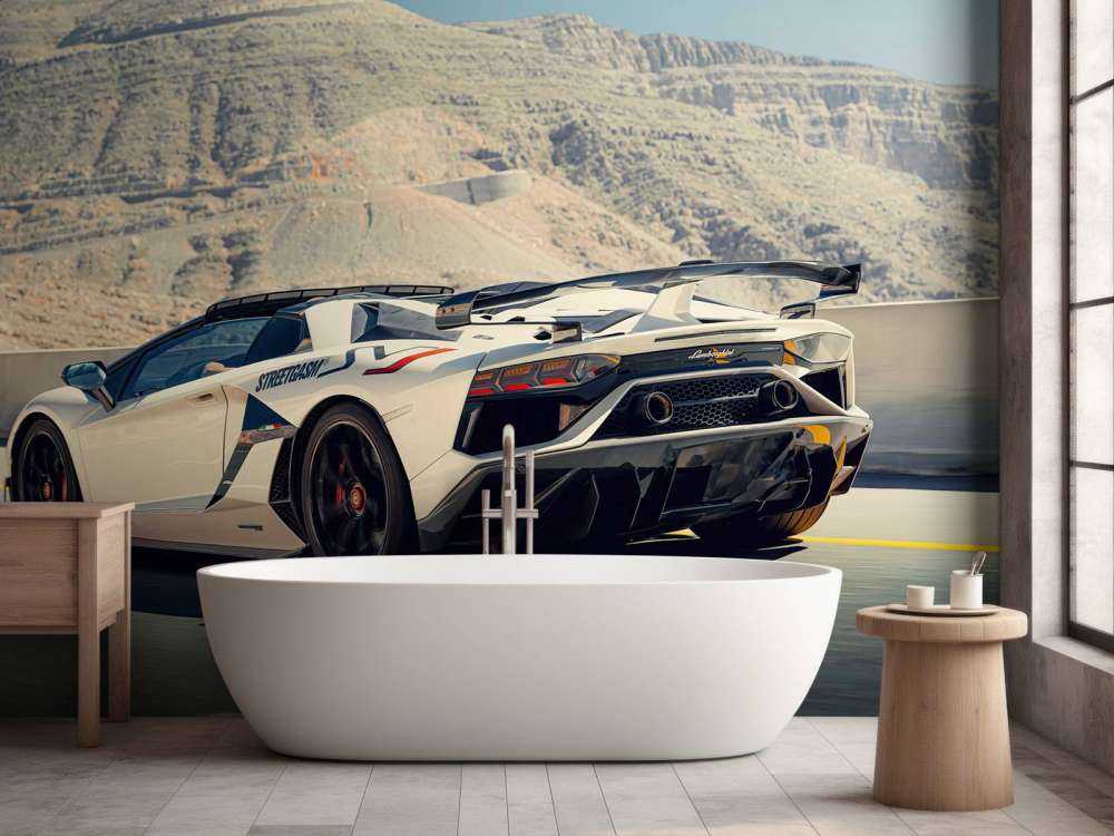 Witte supercar op bergpas