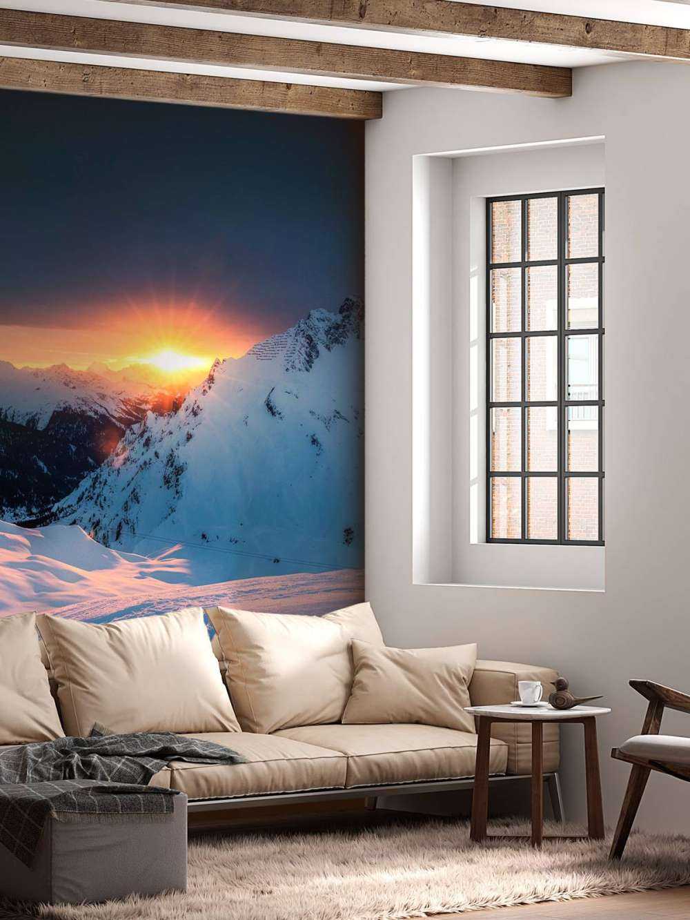 Ondergaande zon boven besneeuwde alpentoppen