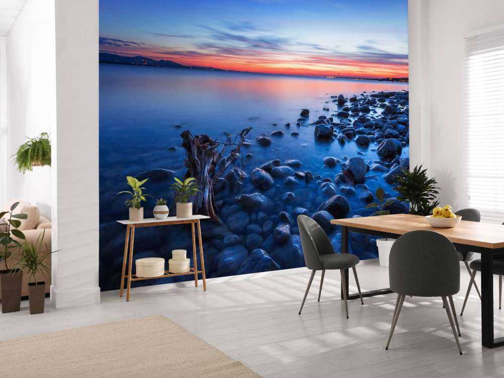 Rotsige oever bij avondlicht