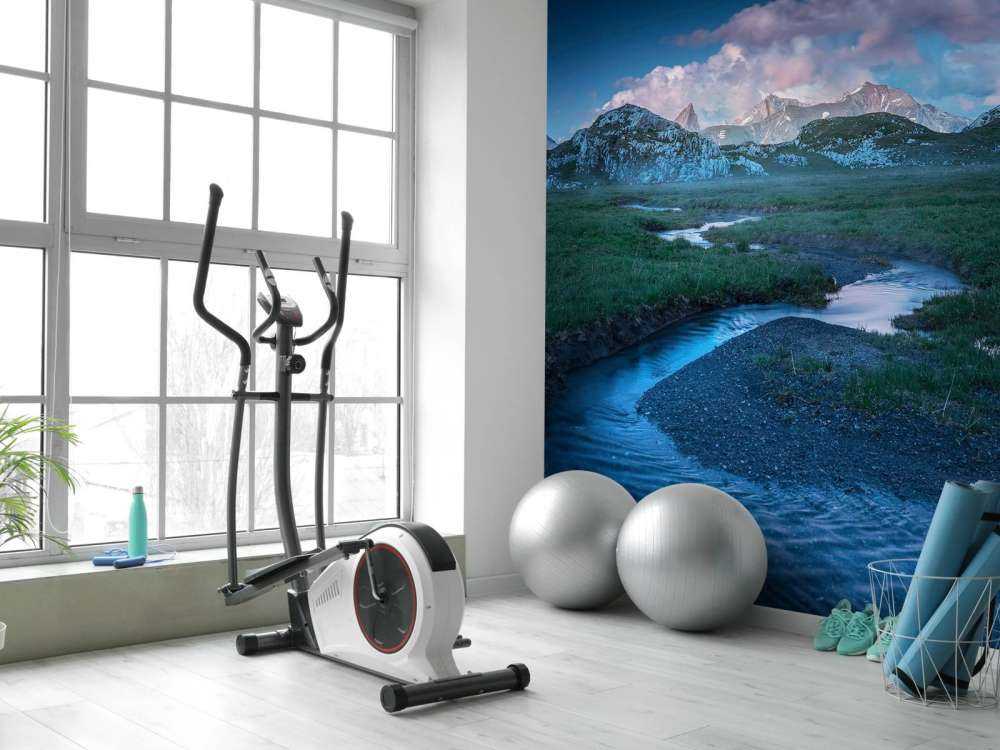 Avondlicht over bergvallei met beek