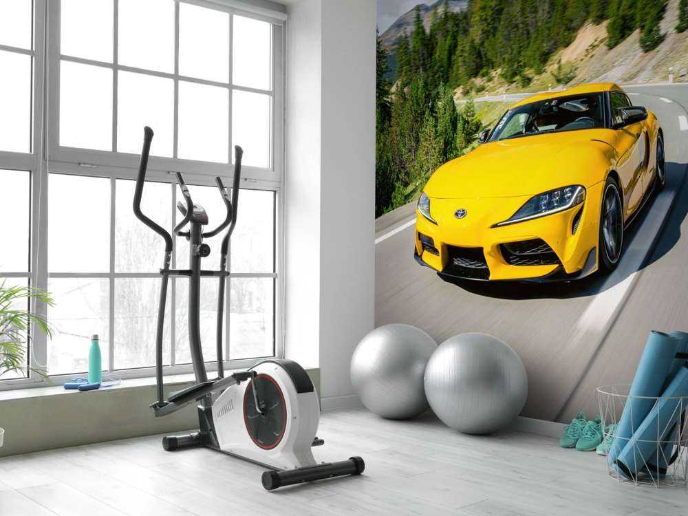 Gele Toyota Supra in bergen