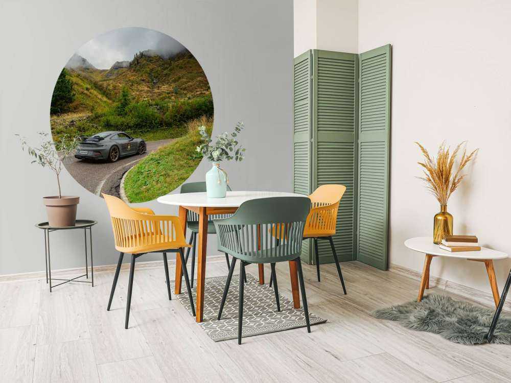 Sportwagen door bergmist