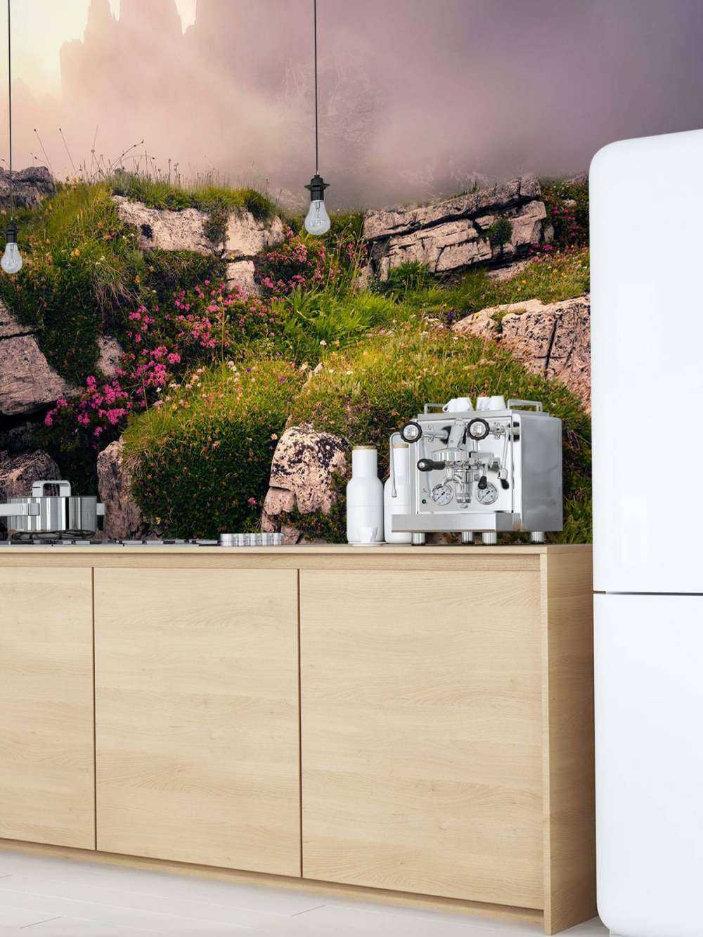 Nevelige Bergtoppen en Alpenbloemen