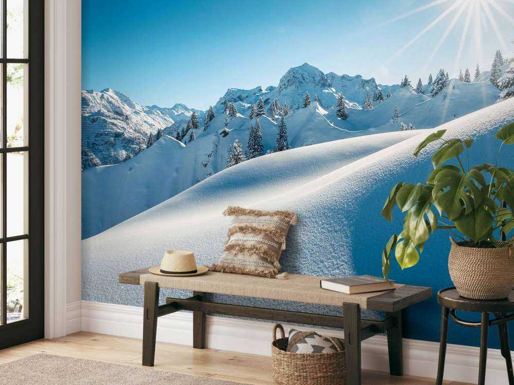 Zonlicht over glinsterende sneeuwheuvels