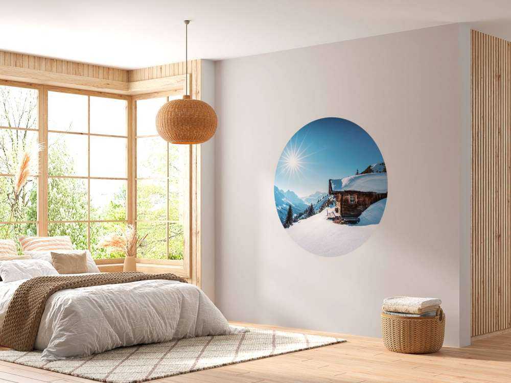 Winterzon boven houten berghut