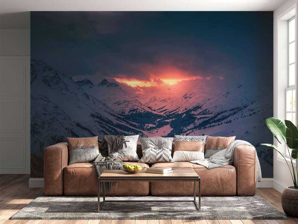 Avondgloed boven stil bergdal