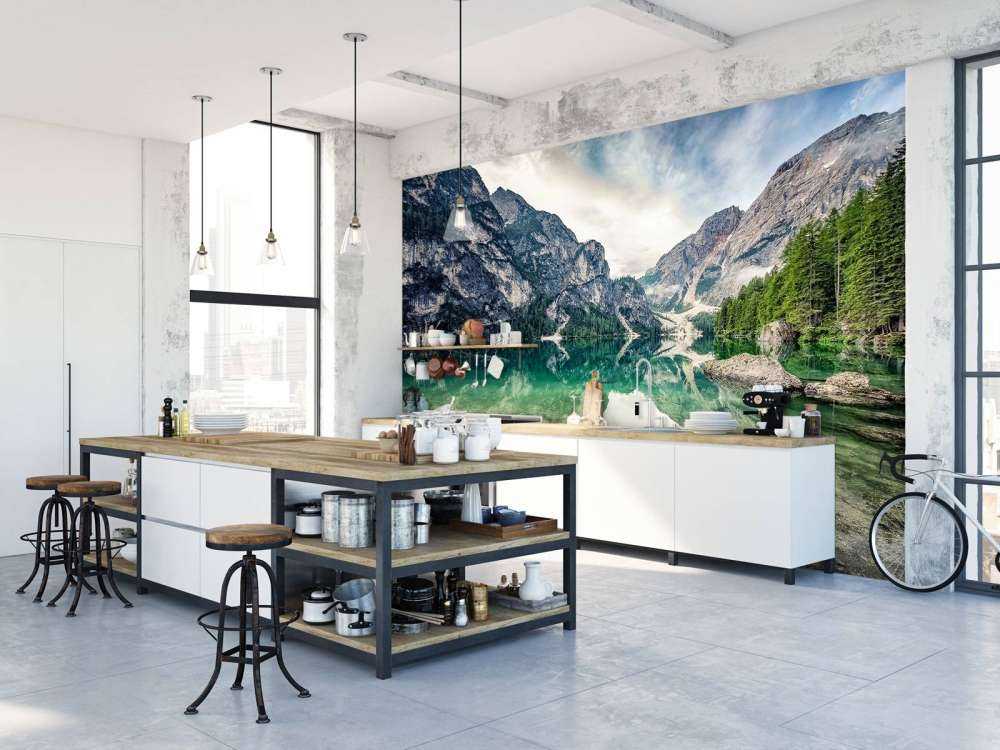 Smaragdgroen bergmeer met rotswanden