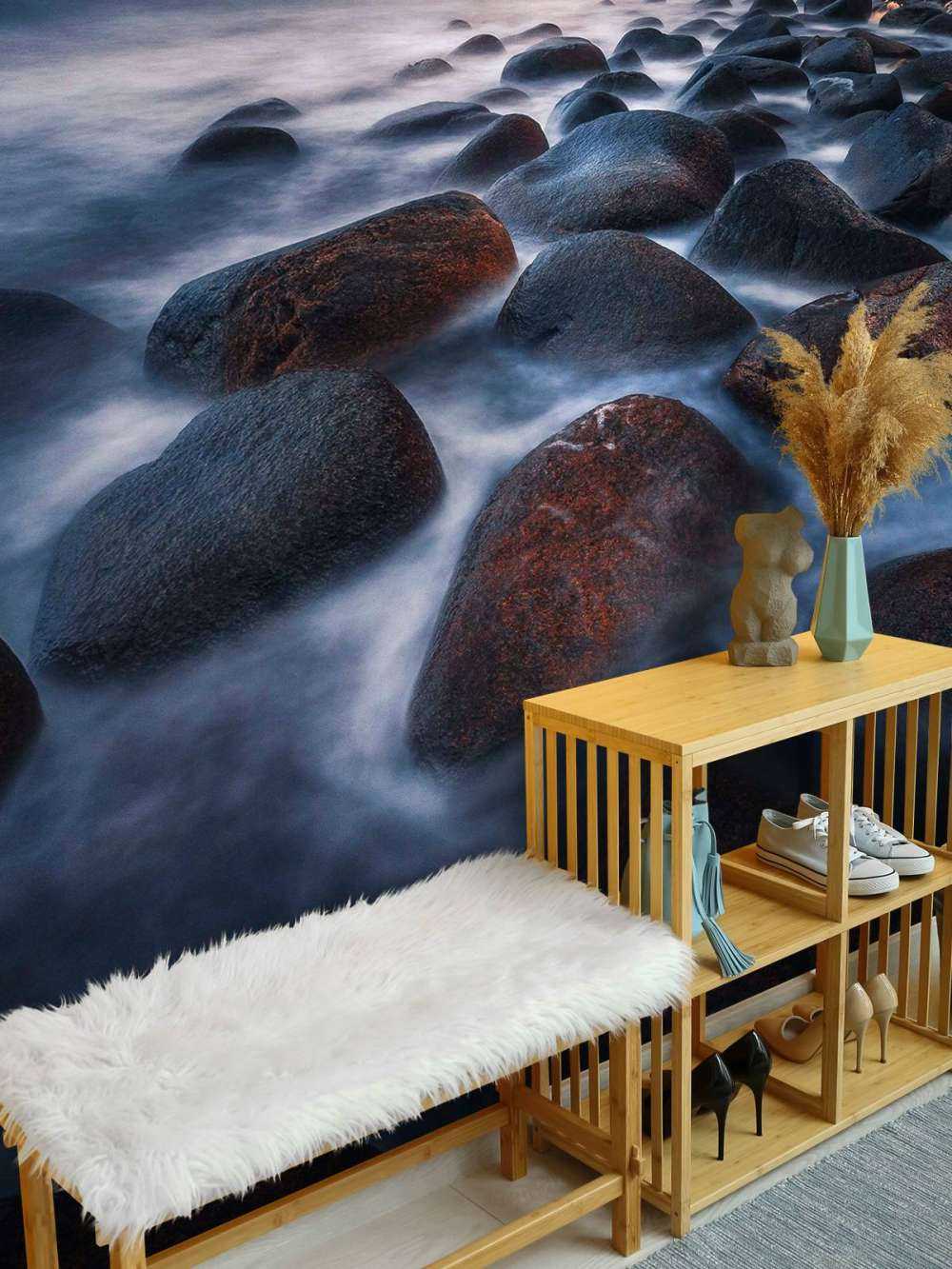 Avondlicht over ruige keienkust