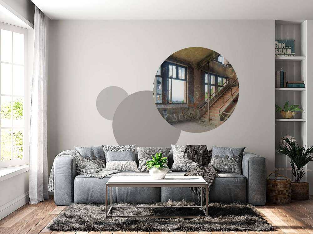 Vervallen trappenhuis met graffiti