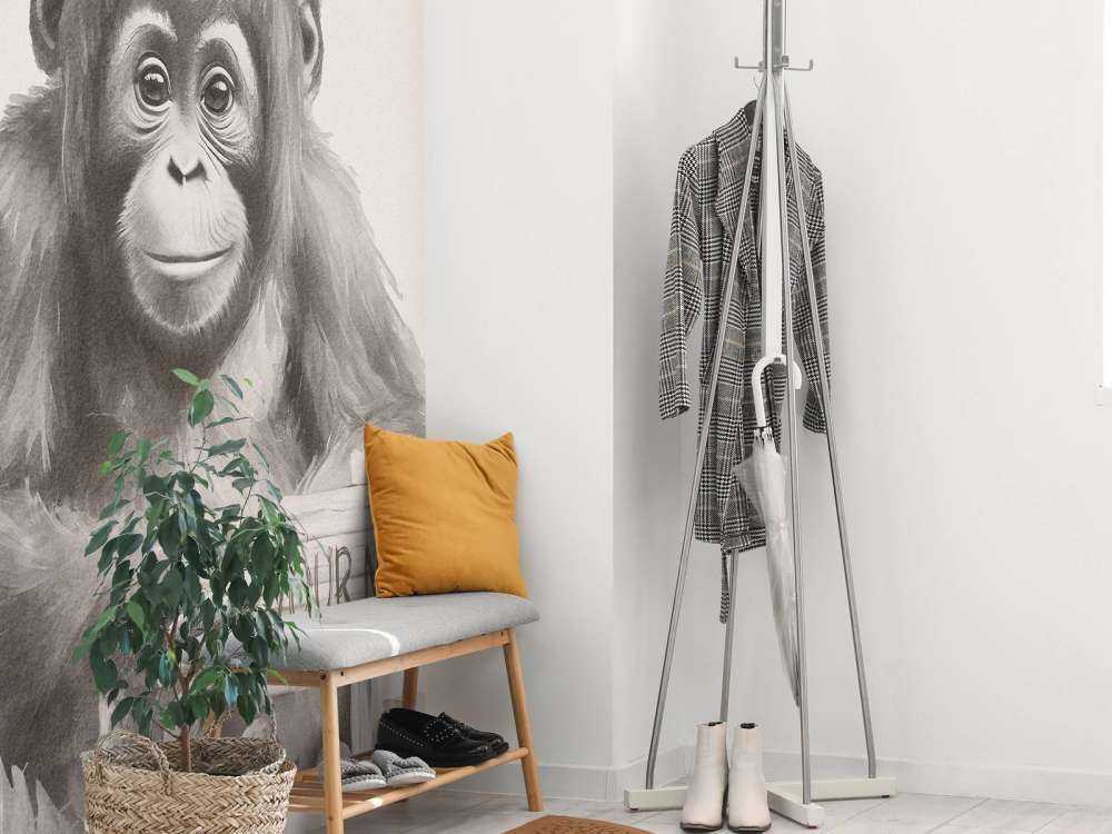 Jonge orang-oetan in de jungle beige