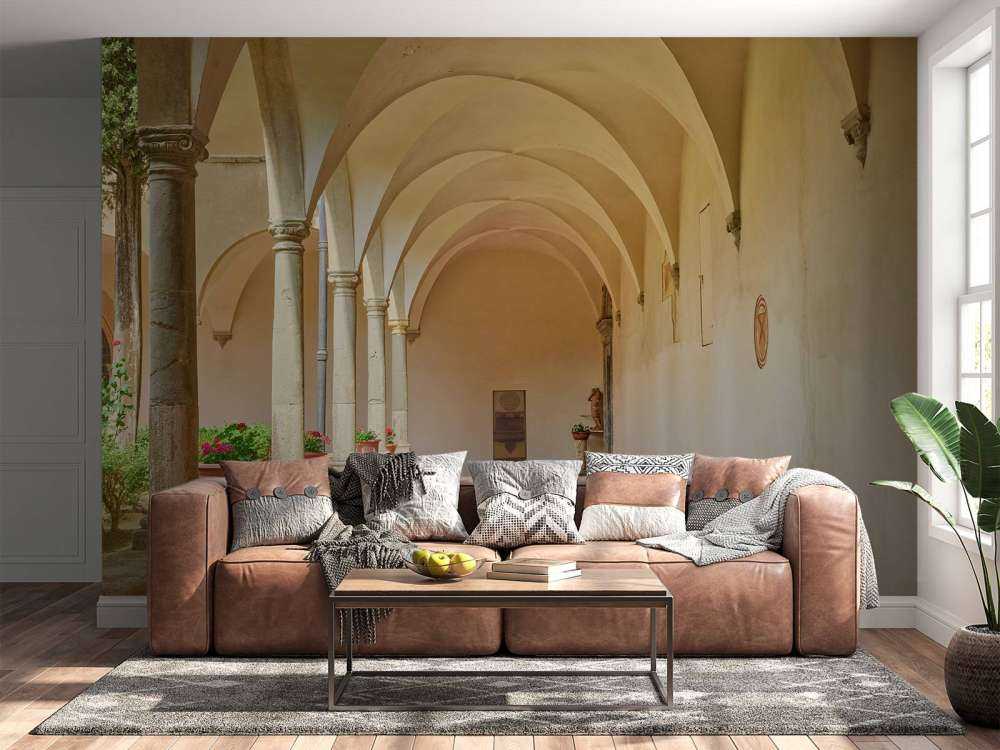 Binnenplaats met bogen en planten