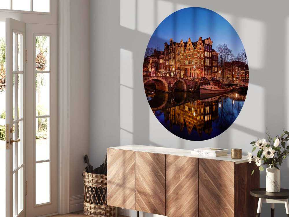 Verlichte huizen langs de gracht